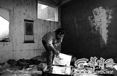 　西安市解放路與東大街十字西北角的一棟待拆遷的樓房中，陳露山整理自己每天看的報紙