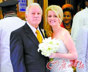 二00一年，埃德文和特里娜舉行婚禮。