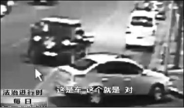 事發(fā)現(xiàn)場(chǎng)監(jiān)控錄像顯示，白圈內(nèi)的被害人老丁，正在牧馬人越野車旁收費(fèi)。 圖片來自電視截圖