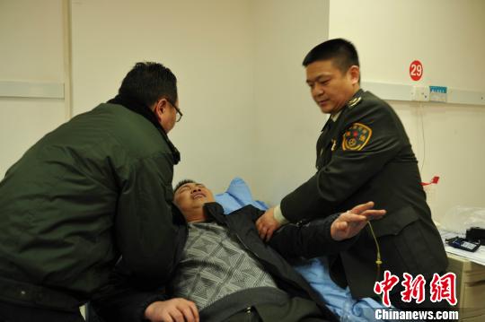 被“黑車”頂跑近5公里的執(zhí)法隊員周應(yīng)鑄被送至醫(yī)院急救?！￠Z成全　攝