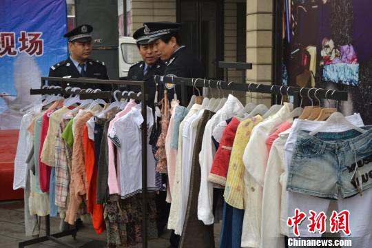 警方展示的部分被盜服裝。　宋立超　攝