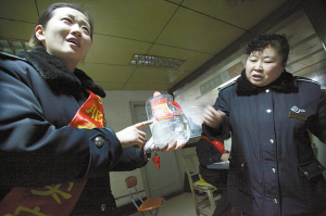 　車站人員在講述當(dāng)時(shí)情況，一桶5斤的白酒已被喝掉大半記者周杰攝