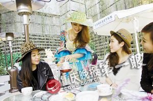 商家婦女節(jié)促銷招數(shù)多 半裸外國男模引千人圍觀 商家婦女節(jié)促銷招數(shù)多 半裸外國男模引千人圍觀