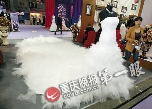 重慶展出鑲嵌3萬(wàn)顆水晶珍珠婚紗 租金9800元/天 重慶展出鑲嵌3萬(wàn)顆水晶珍珠婚紗 租金9800元/天