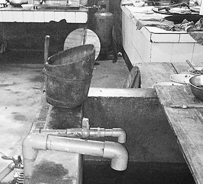 在鎮(zhèn)機(jī)關(guān)食堂，洗菜煮飯都用自來水。