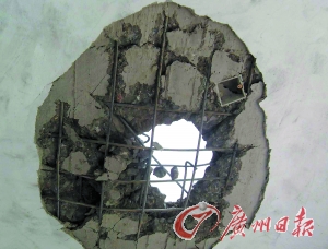 被雷電擊穿的民房。