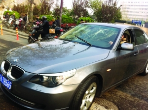 這輛寶馬車前擋風(fēng)玻璃被砸 這輛寶馬車前擋風(fēng)玻璃被砸