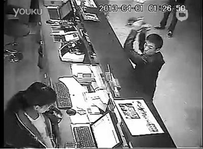 另一同行男子，操起柜臺上的擺件，用力砸向女服務(wù)員面部。