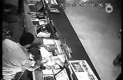 第三名白衣男子沖進(jìn)柜臺內(nèi)對女服務(wù)員一頓拳打腳踢。