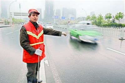 　肖慶旭師傅在事發(fā)地點(diǎn)講述經(jīng)過。記者李銳 攝