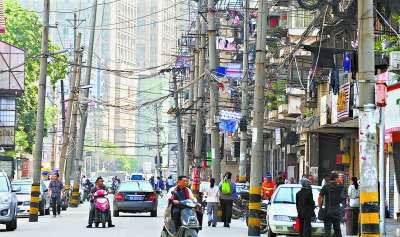 武漢一段700米車(chē)道豎50根電線(xiàn)桿成"電桿長(zhǎng)廊"