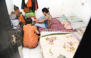 在米家崖一民房內(nèi)，母親蹲在地上幫身陷傳銷的女兒穿鞋，但遭到女兒拒絕