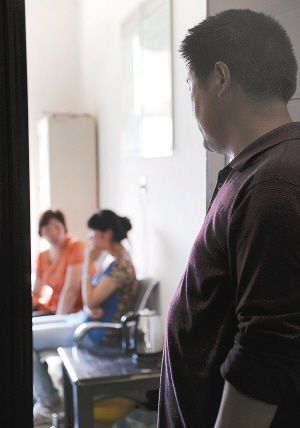 妻子在房內(nèi)勸說女兒時，楊師傅守在門外