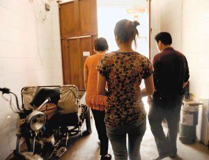 在眾人的勸說下，娟娟跟著爸媽走出了傳銷窩點(diǎn)