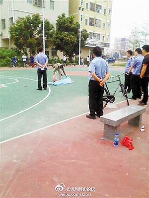 事發(fā)后，警方趕往現(xiàn)場(chǎng)進(jìn)行處理。圖片來(lái)源于微博