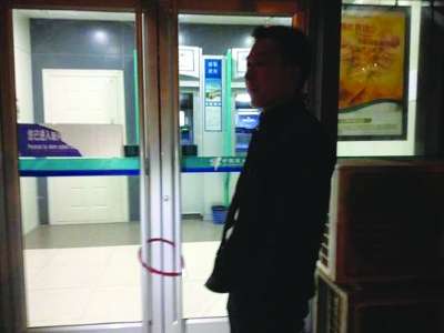 夏先生拿防盜鎖鎖了銀行門。