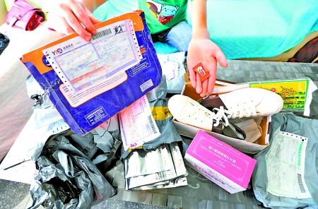 昨日,沙坪壩區(qū)遠祖橋,彭小姐這幾天收到的一堆包裹。記者吳珊攝