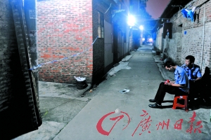 事發(fā)出租屋前拉起了警戒線，警方正在現(xiàn)場調(diào)查。記者陳楓攝