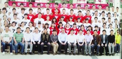 大家來找找，兩幅圖中有13人完全一致，你能找出來嗎？