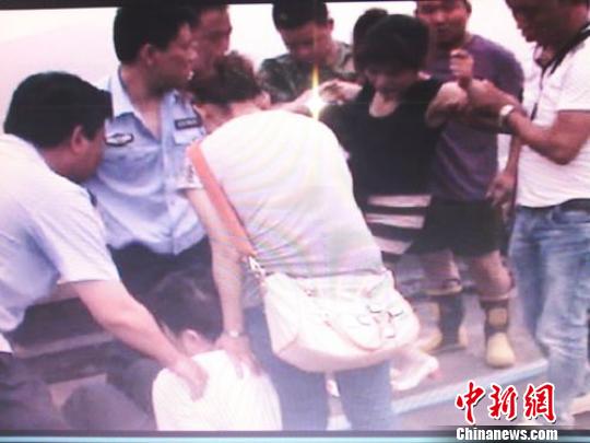 宗德宇緩緩靠近跳樓女子?！O程　攝