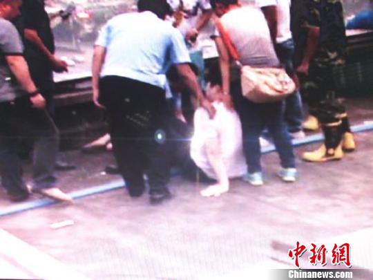 宗德宇緩緩靠近跳樓女子?！O程　攝