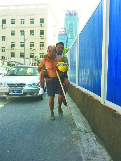 “謝謝，我們身上灰多，怕把車弄臟了”