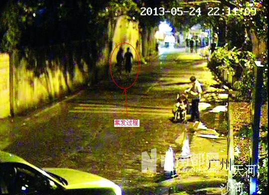 監(jiān)控視頻中（紅圈處），男子尾隨女學生試圖進行猥褻。通訊員供圖