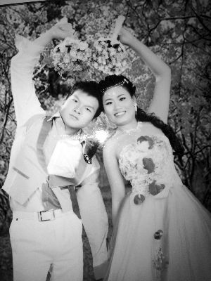 結(jié)婚照中的阿妮笑容燦爛，現(xiàn)實中，這對“跨國速成夫妻”還處在并不愉快的磨合過程中 本版均為資料圖片