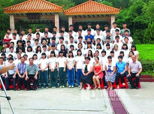 畢業(yè)照中間留出四個空位。