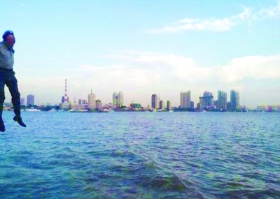 前晚，一名男子從輪渡上縱身墜入江中。@風箏鍋發(fā)布