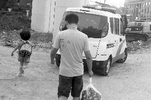 昨天，小豆被民警帶走，轉移到別處居住現(xiàn)代快報記者辛一攝