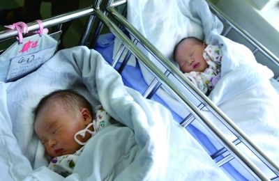 同一天出生的兩個寶寶，長的也很像。（左為男弟弟，右為女姐姐）