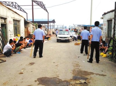 民警繳獲木棍。 讀者供圖