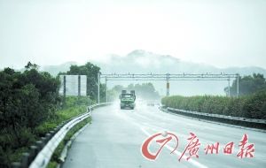 　當(dāng)天事故發(fā)生的現(xiàn)場處于一個彎道，很多司機反映說來不及減速。