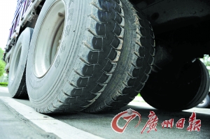 涉嫌碾過尸體的大貨車。