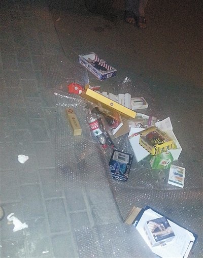 父親陪9歲女兒北京街頭“練攤”遭執(zhí)法人員圍毆 父親陪9歲女兒北京街頭“練攤”遭執(zhí)法人員圍毆