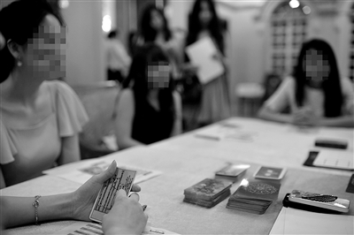 6月30日，中國企業(yè)家單身俱樂部在北京舉行富豪相親海選活動，“考官”通過玩塔羅牌考察面試者的心理狀態(tài)。新京報記者 吳江 攝