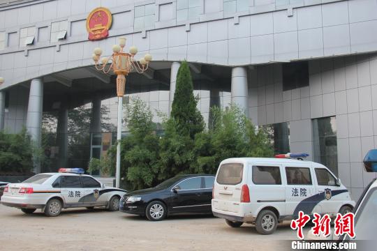 泊頭市人民法院院內(nèi)仍停有無牌制式警車，涉事人員與記者沖突地點(diǎn)僅距法院不足50米。穆玉良 攝