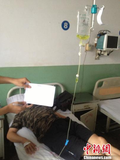 　被毆打記者正在當(dāng)?shù)蒯t(yī)院接受治療，診斷顯示為腹股溝軟組織挫傷。穆玉良 攝