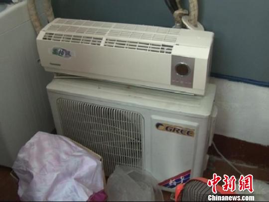 民警從嫌疑人家中搜到空調(diào)等生活用品。 拾冠之 攝