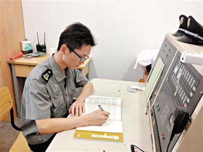 張團(tuán)政在工作間隙復(fù)習(xí)準(zhǔn)備司考。新京報(bào)記者 李雪瑩 攝