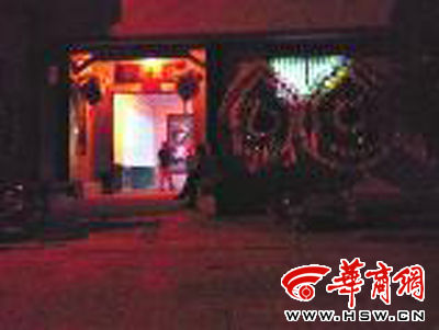 昨晚8時許，老人的大兒子的家正在辦喪事，屋外擺放著花圈 本報記者張超攝