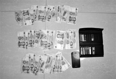 警方從搶劫嫌疑人處起獲的贓款和發(fā)令槍、子彈。警方供圖