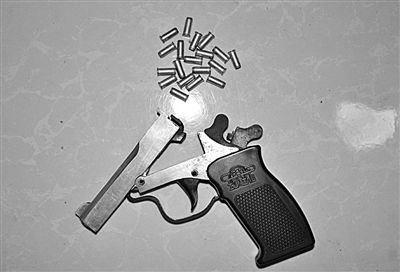 警方從搶劫嫌疑人處起獲的贓款和發(fā)令槍、子彈。警方供圖