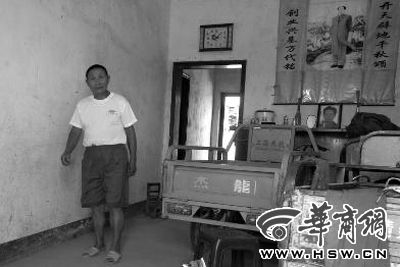 8月16日，在家中接受監(jiān)外執(zhí)行4年刑期的汪衛(wèi)國（化名）剛剛送走家訪的法官。