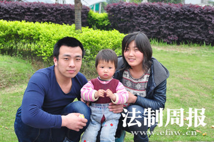 重獲自由后，張艷勝一家三口在一起