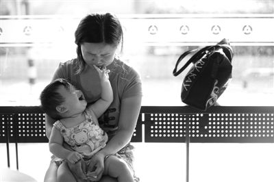 昨日，肯德基京廣中心店門口，姜女士提起跟養(yǎng)父母關(guān)系時(shí)落淚，懷中女兒笑著跟她玩。