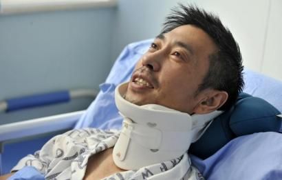 8月25日，交警周寶來(lái)躺在病床上。