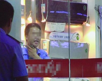 打劫男把玻璃片抵在脖子上，與民警對峙