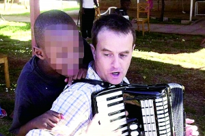 西蒙·伍德在教孩子唱歌，歡樂(lè)的歌聲掩蓋不住邪惡的目的。